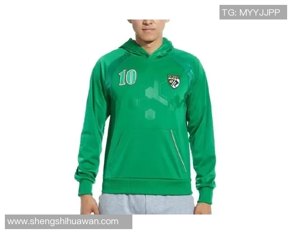 足球球星卫衣落肩穿搭技巧解读时尚潮流与运动风的完美融合 足球球星卫衣落肩穿搭技巧解读时尚潮流与运动风的完美融合